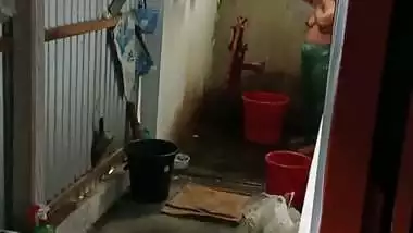 Bhabhi bathing outdoor sex mood caught by devar