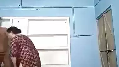 MMS video of mature Bhabhi having XXX affair with fat Desi neighbor