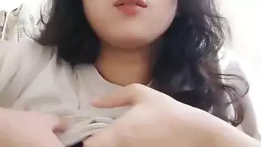 Desi beauty lifting bra one side boob show viral MMS
