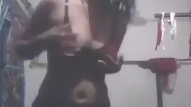 Today Exclusive- Sexy Odia Bhabhi Changing Cloths