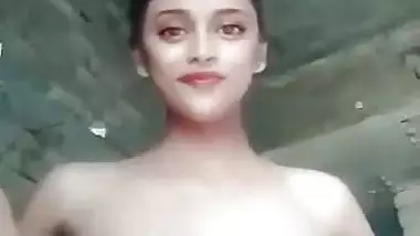 Nude MMS of a sexy desi girl fingering her pussy