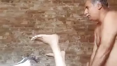 Old man fucks his wife hard in the desi xxx video