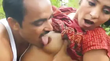 Daring xxx outdoor MMS of a milf with her neighbor