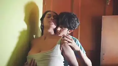 Pervert squeezes stepmom’s milk tanks in Telugu xxx video