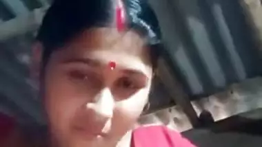 Boudi Bibastra MMS Showing Big boobs and Pussy