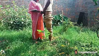 Bhabhi gets fuck behind her house in outdoor sex