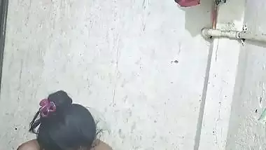 Mature desi aunty bathing video viral MMS shared online