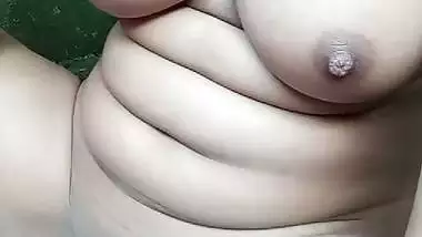 Cute girl outdoor nude video making for boyfriend