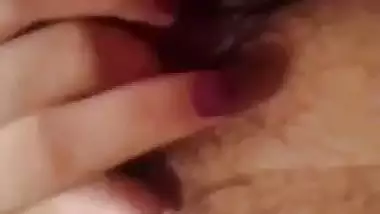 Indian girl nude MMS of a girl fingering her hairy pussy