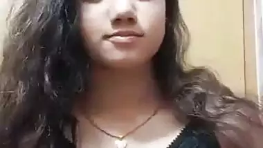 Bangladeshi TikToker girl naked boobs playing viral MMS