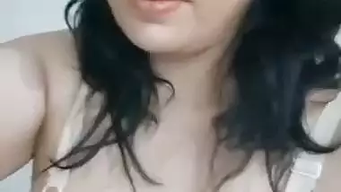Delhi milf records her nude MMS showing boobs and cunt