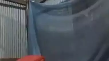 Bangla sex video of a poor aunty bouncing on a plastic bottle