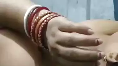 Mature affair bhabhi boob press in blanket viral MMS