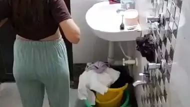 Neighbor girl boobs show before bathing viral MMS