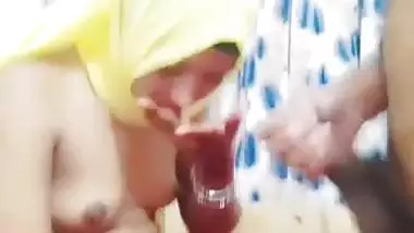 Small boobs hijab girl desi blowjob to lover viral MMS