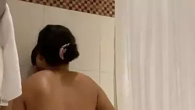 Naughty couple records their HD bathtub sex MMS