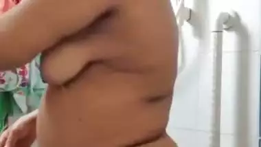 BBW Indian MILF taking nude bath video shared online