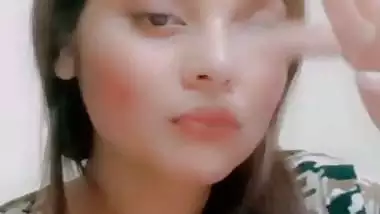 Beautiful big melons showing desi girl selfie viral clip
