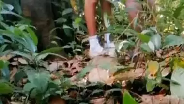 Guy enjoys GF’s pussy under a tree in Indian outdoor sex
