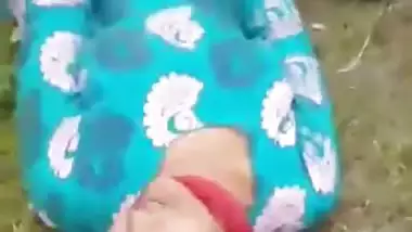 Cameraguy films his friend fucking Desi girl's XXX cave outdoors