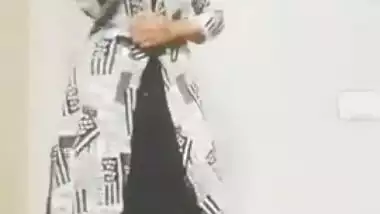 Indian babe is always prepared to satisfy lecherous fans with XXX dance