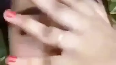 Guy fucks his 18-year-old GF’s pussy in Indian outdoor sex