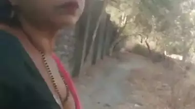 Horny man fucks a desi randi in a plastic hut on the road